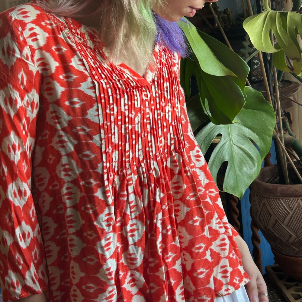 Vanessa Virginia Mahdia orange and white ikat pintuck blouse, Size 4